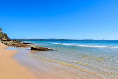 Manzara güzel yaz yatay ufkuna bak tropikal sahile bak açık deniz kumsalı bulutu temiz mavi gökyüzü arka plan sakin doğa okyanus dalgası su kimse Avustralya 'da güneş günü tatil yapmaz.