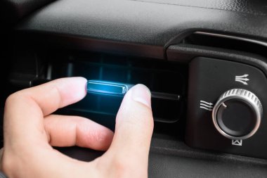 Sürücü el, modern arabadaki hava deliğinin rüzgar yönünü, arabadaki havalandırma sisteminin düğme yönünü, 2024 otomotiv klima konseptini ayarlar..