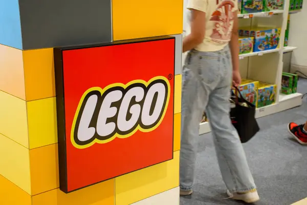 PATTAYA, THAILAND - 28 Nisan 2024: Lego mağazasının önünde bir alışveriş merkezi ve müşteriler. LEGO logosu ve plastik inşaat oyuncakları raflarının kapatılması mağazalarda duruyordu.. 