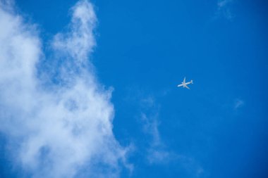 Mavi gökyüzünde uçan uçaklar parlak ve büyük bulutlar güzel bulutlar bulutlar ve gri yağmur bulutları üzerinde uçaklar ve turizm ve seyahat 2025 konsepti için açık mavi gökyüzü arka planı, metin eklemek için fotokopi alanı olan doğa sanatı.