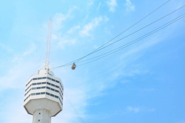 Gökyüzü mavi arka planında teleferikli Gökyüzü Kulesi, Pattaya ve Turist mekanlarının simgesi Pattaya Park Beach Resort 'ta..