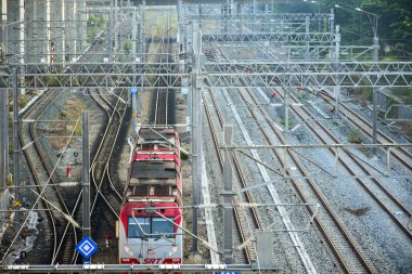 Bangkok, Tayland - 13 Ekim 2024: Raylarda çalışan Red Line Electric Train toplu taşıma sistemidir. Tayland (SRT), tren istasyonları ve rayları için banliyö treni.
