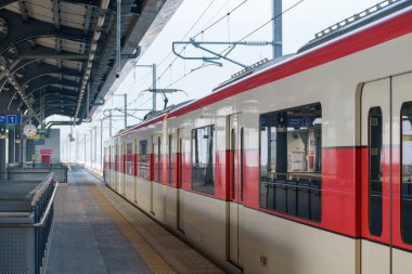 Bangkok, Tayland - 13 Ekim 2024: Don Mueang İstasyonu 'ndaki Tayland banliyö treninin yan görüntüsü bir toplu taşıma sistemidir..