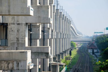 Bangkok, Tayland - 13 Ekim 2024, Beton sütunlar ve yüksek hızlı demiryolu yapıları, Red Line Electric Train, raylar toplu taşıma sistemi, SRT, tren istasyonları ve raylar
