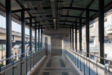Başkent Bangkok 'taki modern elektrik tren istasyonlarında toplu taşıma asansörleri. Engelliler için asansör.