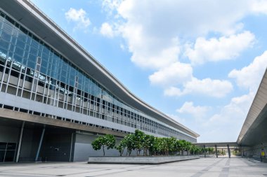 Bangkok, Tayland - 24 Nisan 2024, Bang Sue Grand Central İstasyonu, modern tren istasyonu mimarisi gökyüzü arka planında, SRT istasyon inşaatı Red Line Electric Train toplu taşıma aracı.