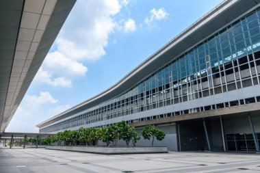 Bangkok, Tayland - 24 Nisan 2024, Bang Sue Grand Central İstasyonu, modern tren istasyonu mimarisi gökyüzü arka planında, SRT istasyon inşaatı Red Line Electric Train toplu taşıma aracı.