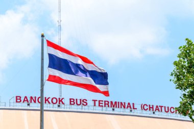 Bangkok, Tayland - 24 Nisan 2024, Bangkok otobüs terminali ve Tayland bayrağı mavi gökyüzü arka planı, chatuchak, Mochit otobüs terminali, toplu taşıma istasyonu.