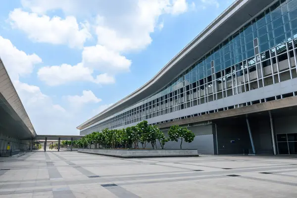 Bangkok, Tayland - 24 Nisan 2024, Bang Sue Grand Central İstasyonu, modern tren istasyonu mimarisi gökyüzü arka planında, SRT istasyon inşaatı Red Line Electric Train toplu taşıma aracı.