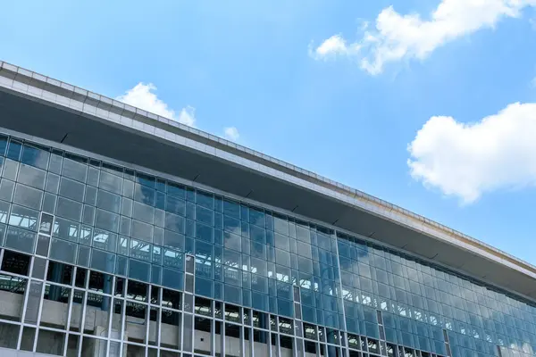Modern tren istasyonu mimarisi gökyüzü arka planında, Bang Sue Grand Central İstasyonu, SRT istasyon binası Red Line Electric Train toplu taşıma aracı.