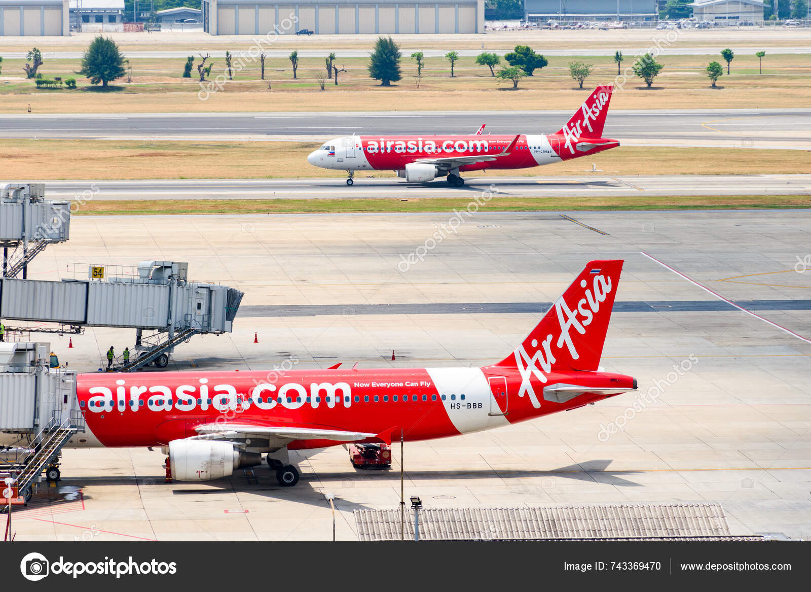  Foto zu Bangkok Thailand April 2024 Two Thai Air Asia Commercial Aircraft 