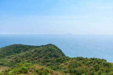 Güzel dağların manzarası ve açık bir gökyüzü üzerinde mavi deniz Koh Larn adasında sabah. Doğa deniz ve gökyüzünü görmek için dağdaki manzaraya bakın. Panorama Okyanusu. Pattaya, Tayland.