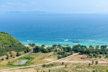 Koh Larn Adası 'nda güzel tropikal plaj manzarası ve açık gökyüzünde mavi deniz manzarası. Doğa deniz ve gökyüzünü görmek için dağdaki manzaraya bakın. Panorama Okyanusu. Pattaya, Tayland.