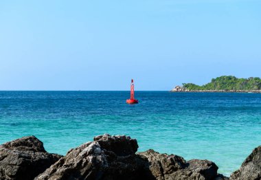 Mavi deniz manzarası ve açık mavi gökyüzündeki kayalar ve Koh Larn adasındaki arka plan sabahı. Panorama Okyanusu. Pattaya, Tayland. Dalga, Fairway Şamandırası, Deniz Burnu.