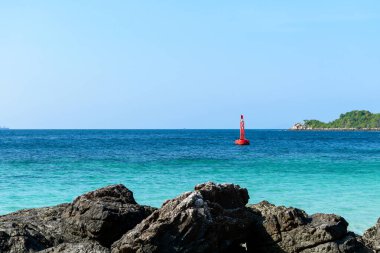 Mavi deniz manzarası ve açık mavi gökyüzündeki kayalar ve Koh Larn adasındaki arka plan sabahı. Panorama Okyanusu. Pattaya, Tayland. Dalga, Fairway Şamandırası, Deniz Burnu.