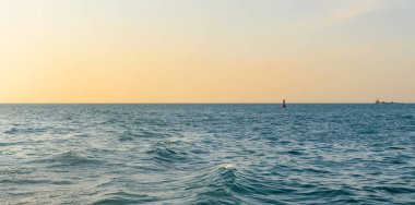 Mavi deniz manzarası ve gün batımında dalgalar Koh Larn Adası 'nda akşam üstü gökyüzü ve ada arka planı. Panorama Okyanusu. Pattaya, Tayland. Wave, Fairway Şamandırası, Seascape, Tatil.