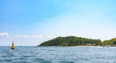 Mavi deniz ve açık mavi gökyüzü arka planındaki Koh Larn adasında adanın manzarası ve tropikal plaj sabahı. Pattaya, Tayland. Dalga, sürat teknesi, feribot, deniz manzarası, tatil, yaz, tatil.