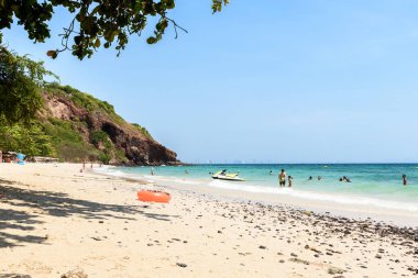 Pattaya, Tayland - 7 Mart 2024: Koh Larn adasındaki tropik bir sahil ve mavi denizin manzarası. Turist ya da Gezgin grubu ya da sahildeki birçok kişi. Tatil, Yaz, Tatil, Doğa, Rahatlama.