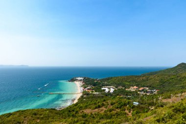 Pattaya, Tayland - 7 Mart 2024: Koh Larn adasında tropik bir sahil ve mavi denizin manzarası. Sahilde bir grup turist ya da gezgin. Üst Manzara, Tatil, Yaz, Tatil, Doğa, Rahatlama.