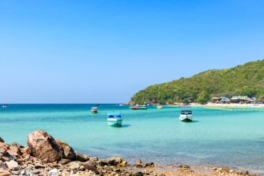 Pattaya, Tayland - 7 Mart 2024: Koh Larn adasında tropik bir sahil ve mavi denizin manzarası. Sahilde bir grup turist ya da gezgin. Tatil, Yaz, Tatil, Sürat teknesi, Gemi, Etkinlik.