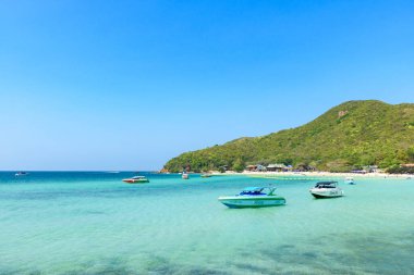 Pattaya, Tayland - 7 Mart 2024: Koh Larn adasında tropik bir sahil ve mavi denizin manzarası. Sahilde bir grup turist ya da gezgin. Tatil, Yaz, Tatil, Sürat teknesi, Gemi, Etkinlik.