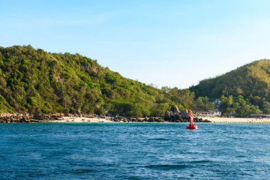Pattaya, Tayland - 7 Mart 2024: Koh Larn adasında tropik bir sahil ve mavi denizin manzarası. Sahilde bir grup turist ya da gezgin. Tatil, Yaz, Tatil, Doğa, Rahatlama, Aktivite.