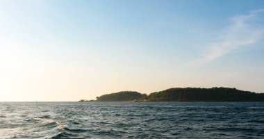 Açık günbatımında tropik mavi denizin manzarası gökyüzü ve Koh Larn adasındaki arka plan sabahı. Panorama Okyanusu. Pattaya, Tayland. Dalga, Deniz Burnu, Tatil, Tatil, İnsan Yok.