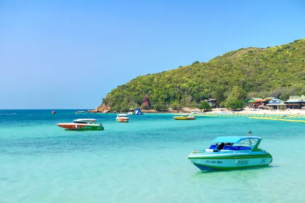 Pattaya, Tayland - 7 Mart 2024: Koh Larn adasında tropik bir sahil ve mavi denizin manzarası. Sahilde bir grup turist ya da gezgin. Tatil, Yaz, Tatil, Sürat teknesi, Gemi, Etkinlik.