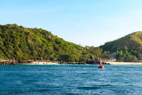 Pattaya, Tayland - 7 Mart 2024: Koh Larn adasında tropik bir sahil ve mavi denizin manzarası. Sahilde bir grup turist ya da gezgin. Tatil, Yaz, Tatil, Doğa, Rahatlama, Aktivite.