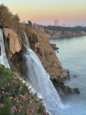 Duden Şelaleleri Denizin üzerinde gün batımı