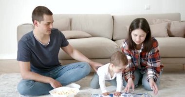 Aile, ebeveynlik ve insanlar kavramı - mutlu anne, baba ve bebek daugter okuma kitap evde.