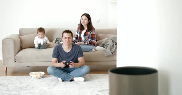 Fiatal Család Otthon Marad Szülők Videojátékoznak Kislány Velük Van Egy — Stock videók