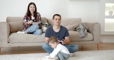 Genç bir aile evde kalıyor. Ailesi video oyunu oynuyor, küçük kız onlarla aynı odada..