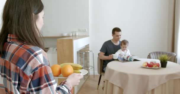 Rodzina Jedzenie Ludzi Pojęcie Szczęśliwa Matka Ojciec Córka Śniadanie Domu — Wideo stockowe