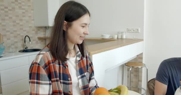 人コンセプト 幸せな母 父と娘の家庭で朝食を持っていること — ストック動画