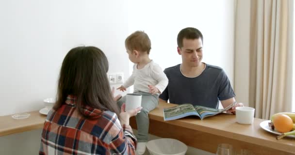 人コンセプト 幸せな母 父と娘の家庭で朝食を持っていること — ストック動画