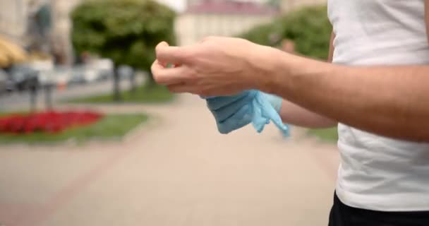 准备工作的志愿者 戴上一次性手套 — 图库视频影像