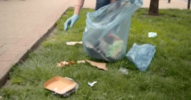 Ekip gönüllüleri parktaki çöpleri topluyor. Çevre koruma kavramı.