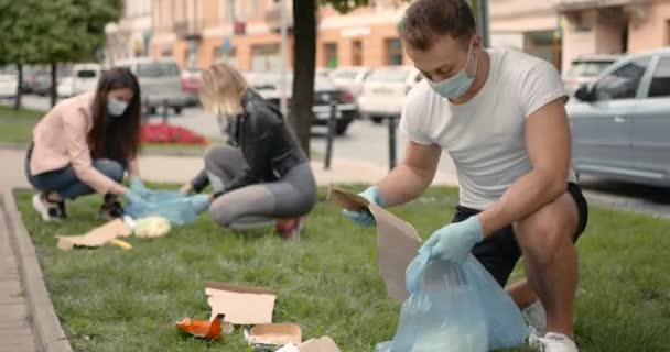 봉사자들은 공원에서 쓰레기를 모으고 있습니다 — 비디오