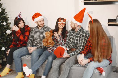 Gruptaki gençlerin mutluluğu. İnsanlar Noel 'i ve yeni yılı kutlar. Huzurevindeki arkadaşlar.