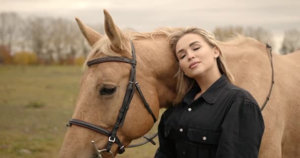 Jovem Menina Bonita Abraçando Cavalo Natureza Amante Cavalo — Vídeo de Stock