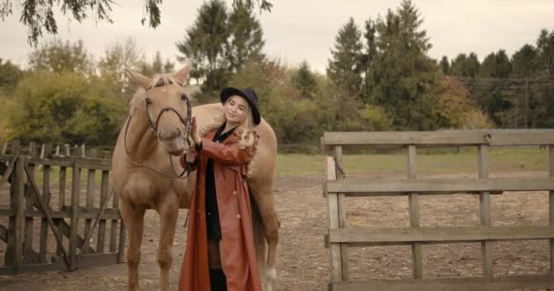 Mladá Krásná Dívka Objímající Koně Přírodě Milovník Koní — Stock video