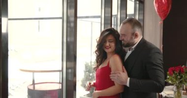 Sevgililer Günün kutlu olsun. Romantik, zarif insanlar restatüantta sarılıyorlar. Bir erkek bir kadına evlenme teklif etti..