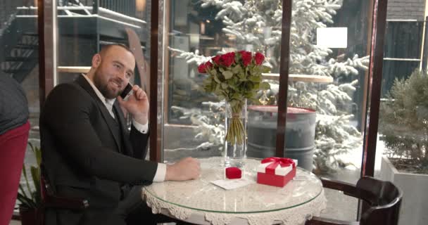 Restoranda Oturan Yakışıklı Adam Bir Kadın Bekliyor Sevgili Kız Arkadaşına — Stok video