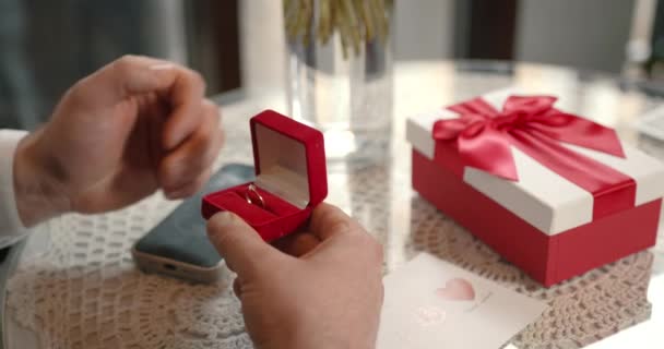Muž Překvapující Žena Zásnubním Prstenem Jídelního Stolu Manželství Pár Valentýn — Stock video