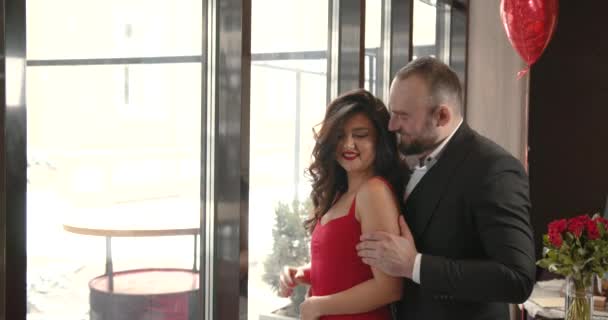 Feliz Dia Dos Namorados Romântico Pessoas Elegantes Abraçando Restaturant Homem — Vídeo de Stock
