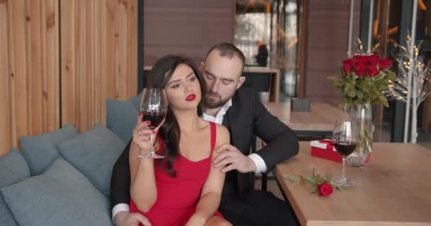Szerelmesek Valentin Napot Vagy Évfordulót Ünnepelnek Étteremben Jóképű Férfi Fekete — Stock videók