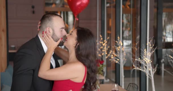 Glædelig Valentinsdag Romantiske Elegante Mennesker Krammer Restaturant Mand Friede Til – Stock-video