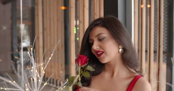 Sevgililer Günün Kutlu Olsun Kırmızı Elbiseli Elinde Gül Tutan Güzel — Stok video