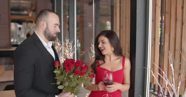 Ευτυχισμένη Μέρα Του Αγίου Βαλεντίνου Ρομαντικοί Κομψοί Άνθρωποι Αγκαλιάζονται Στο — Αρχείο Βίντεο